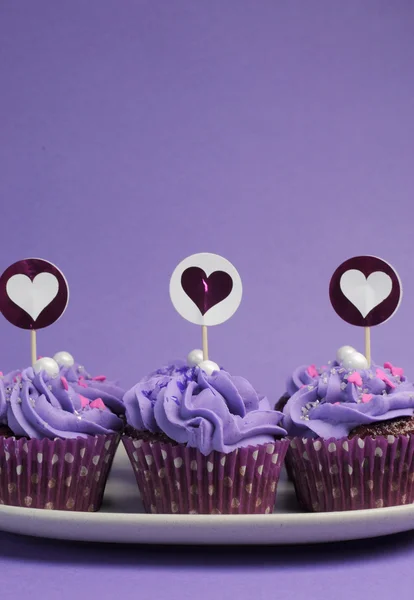 Mauve roxo cupcakes decorados para crianças ou adolescentes aniversário, ou função de despedida de solteira, nupcial ou bebê chuveiro. Vertical com espaço de cópia para o seu texto aqui . — Fotografia de Stock