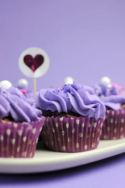 Mauve roxo cupcakes decorados para crianças ou adolescentes aniversário, ou função de despedida de solteira, nupcial ou bebê chuveiro. Fechar com bokeh . — Fotografia de Stock