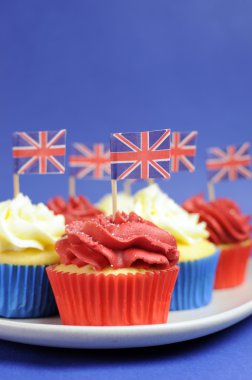 İngiltere union jack bayrağı ile İngilizce Tema kırmızı, beyaz ve mavi cupcakes