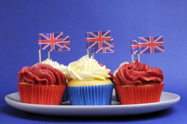 İngiltere union jack bayrakları ile İngilizce Tema kırmızı, beyaz ve mavi cupcakes