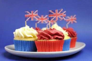 İngiltere union jack bayrakları ile İngilizce Tema kırmızı, beyaz ve mavi cupcakes