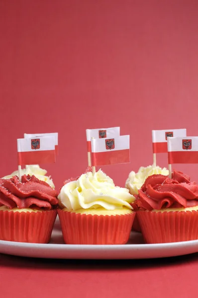 Polieren rot-weiß dekorierte Cupcakes mit Polenfahnen für den 11. November — Stockfoto