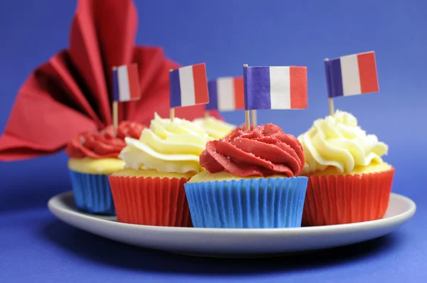 Französisches Thema rote, weiße und blaue Mini-Cupcake-Kuchen mit Franc-Flaggen — Stockfoto