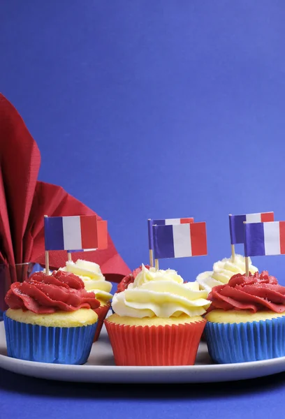 Francés tema rojo, blanco y azul mini pastelitos con banderas de Franco — Foto de Stock