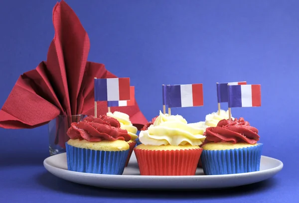 Francés tema rojo, blanco y azul mini pastelitos con banderas de Franco — Foto de Stock