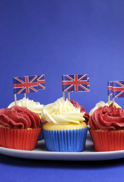 İngiltere union jack bayrakları ile İngilizce Tema kırmızı, beyaz ve mavi cupcakes — Stok fotoğraf