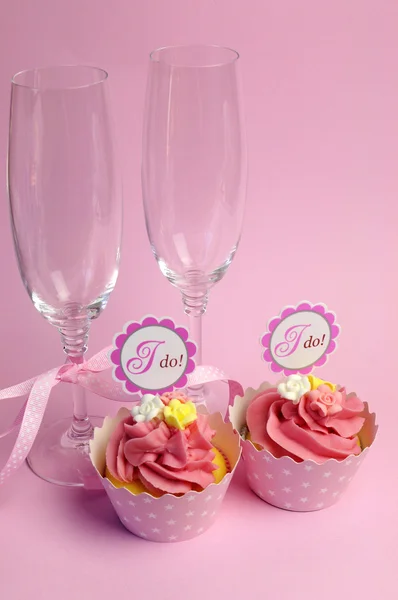 Roze bruiloft cupcakes met ik doen topper borden - met champagne bril en bolletjestrui lint. — Stockfoto