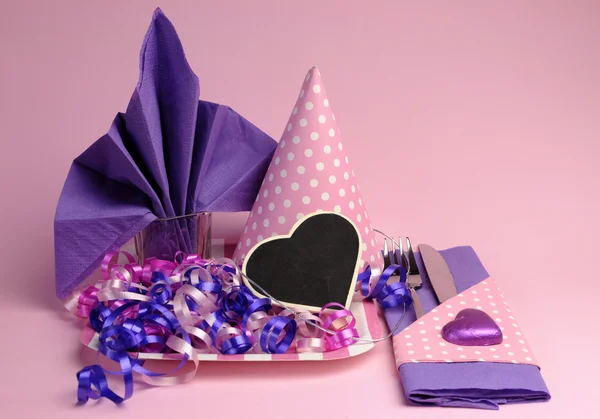 Pink and purple theme party table setting decorations, against a pale pink background.. — Stock Photo, Image