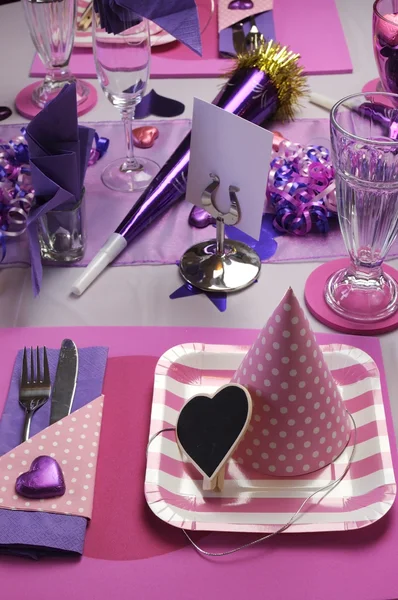 Decoração de configuração de mesa de festa de tema rosa e roxo, com chapéu de festa e configuração de mesa de placa - vertical .. — Fotografia de Stock