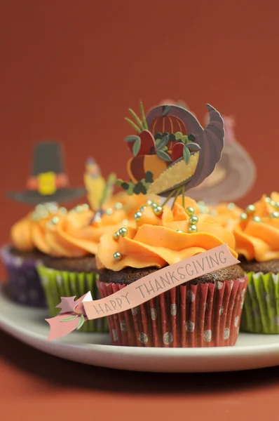Happy Thanksgiving cupcakes dengan kalkun, pesta, dan topi peziarah hiasan dengan latar belakang cokelat merah panen. Tutup dengan bokeh vertikal, dengan ruang fotokopi . — Stok Foto