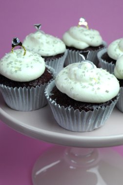 Düğün Tema kırmızı valvet çikolata cupcakes pembe elmas yüzük gelin süslemeleri ile stand