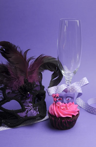Máscaras de máscaras cor-de-rosa e roxo decorado cupcake festa com cobertura rosa para adolescente, aniversário, véspera de Ano Novo, ou festa de casamento do chuveiro nupcial - com taça de champanhe e máscara, vertical . — Fotografia de Stock