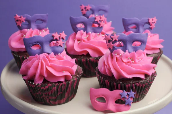 Roze en paarse maskerade maskers ingericht partij cupcakes — Stockfoto