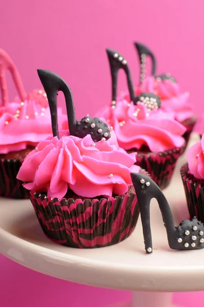 Kobieta wysoki obcas buty zdobione różowy i czarny czerwony velvet cupcakes z wysokich obcasach — Zdjęcie stockowe