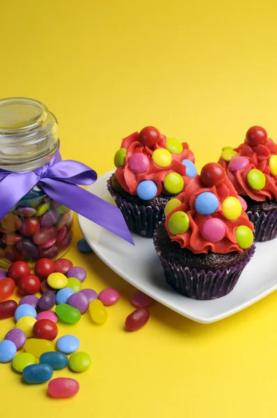 Ljusa färgade godis muffins — Stockfoto