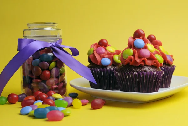 Bolinhos de doces coloridos brilhantes — Fotografia de Stock