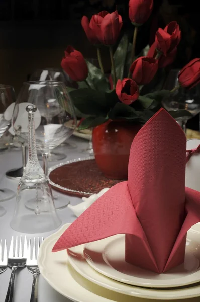 Red and white theme wedding breakfast dining table setting with red table napkins — Stock Photo, Image