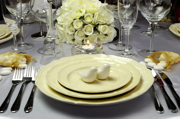 Detailaufnahme des Hochzeitsfrühstückstisches mit taubenförmigen Salz- und Pfefferstreuern — Stockfoto