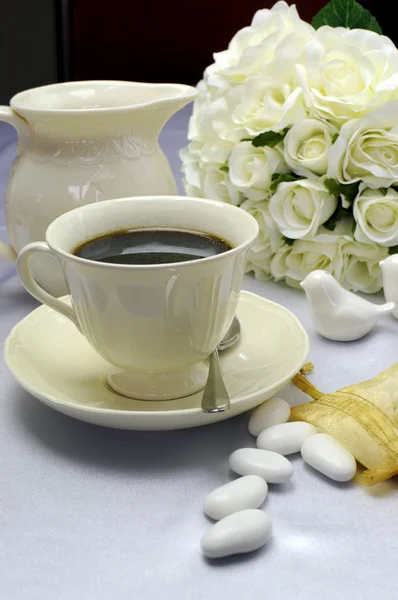 Detalle de mesa de boda de satén blanco con taza de café — Foto de Stock