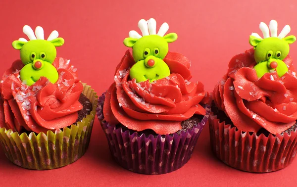 Christmas cupcakes med roliga och udda renen ansikten — Stockfoto