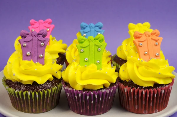 Heldere feestelijke cupcakes met decoratie van de gift voor Kerstmis, Pasen, verjaardag of Kinderfeest — Stockfoto