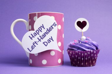 Beyaz kalp şekli pembe polka dot kupa ile mor cupcake etiketinde yazılı mutlu sol elini günü mesajı