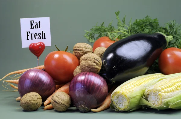 Hälsosam kost av färska råa grönsaker och nötter — Stockfoto