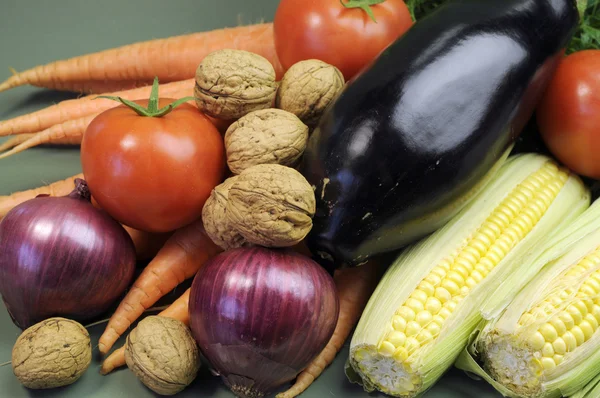 Zdrowe diety świeżych, surowych warzyw i orzechów — Zdjęcie stockowe