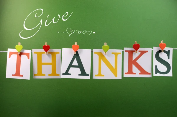 Ge tack meddelande över pinnar på en linje för happy thanksgiving hälsning — Stockfoto