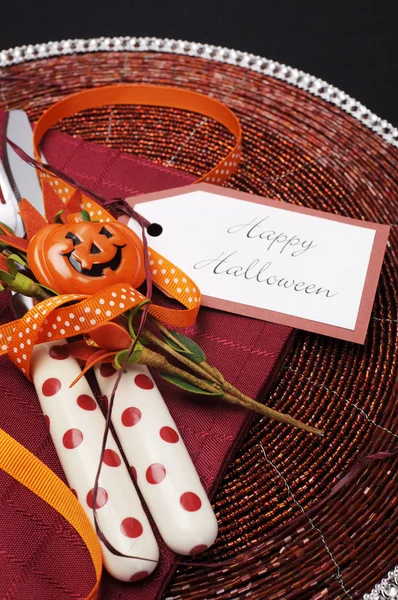 Feliz Halloween mesa negra lugar ajuste con cubiertos de lunares rojos . — Foto de Stock
