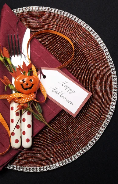 Happy halloween czarny stół nakrycie z sztućce czerwone kropki. — Zdjęcie stockowe