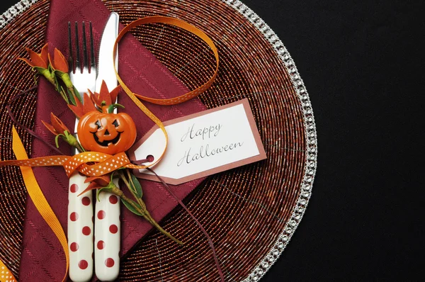 Feliz Halloween mesa negra lugar ajuste con cubiertos de lunares rojos . — Foto de Stock