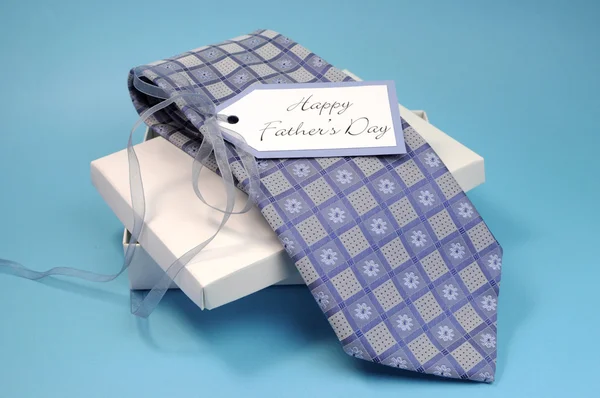 Presente feliz do Dia do Pai de um padrão de cheque gravata azul — Fotografia de Stock