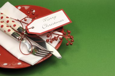 geleneksel kırmızı ve yeşil Noel öğle veya akşam yemeği tablosunda yer ayarı.