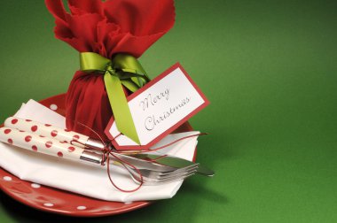 Erik pudingi geleneksel kırmızı & yeşil Noel öğle veya akşam yemeği Tablo ayarı hediye ile sarılmış.