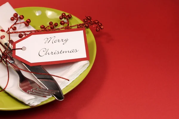 Moderne rote und lime Avocado grün Weihnachten Mittag- oder Abendessen Tischdekoration. — Stockfoto