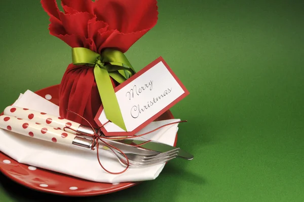 Almuerzo de Navidad tradicional rojo y verde o ajuste de mesa con pudín de ciruela envuelto en regalo . —  Fotos de Stock