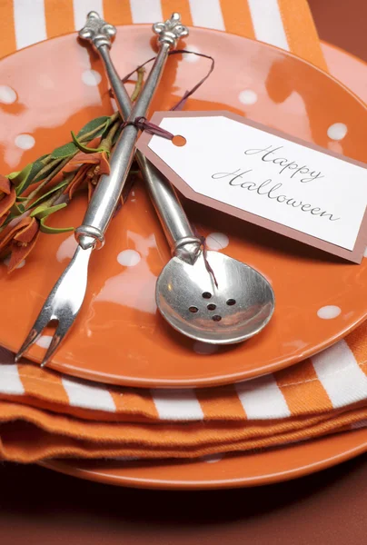 Helle und moderne glückliche Halloween-Mittag- oder Abendessen Tischdekoration. — Stockfoto
