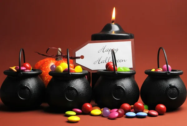 Halloween trick lub leczenia cukierki w Kotły — Zdjęcie stockowe