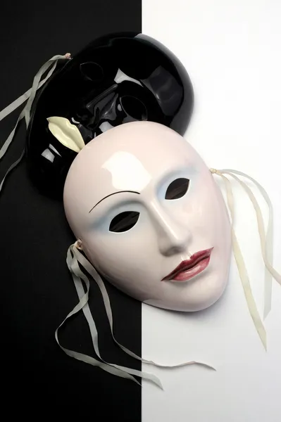Черно-белые тематические керамические маски для актерского мастерства, театральная концепция — стоковое фото