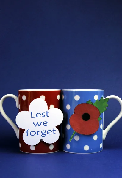 Cups of coffee with Lest We Forget message tag — Stock Photo, Image