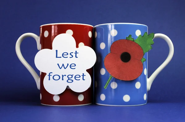 Cups of coffee with Lest We Forget message tag — Stock Photo, Image