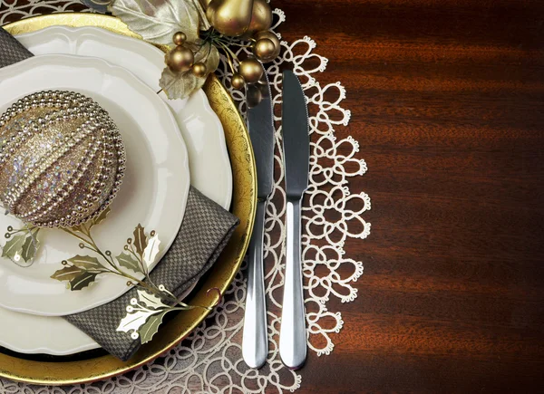 Gold metallic theme Christmas formal dinner table place setting — Stock Photo, Image
