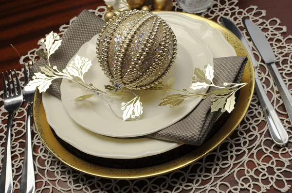 Gold metallic theme Christmas formal dinner table place setting — Stock Photo, Image