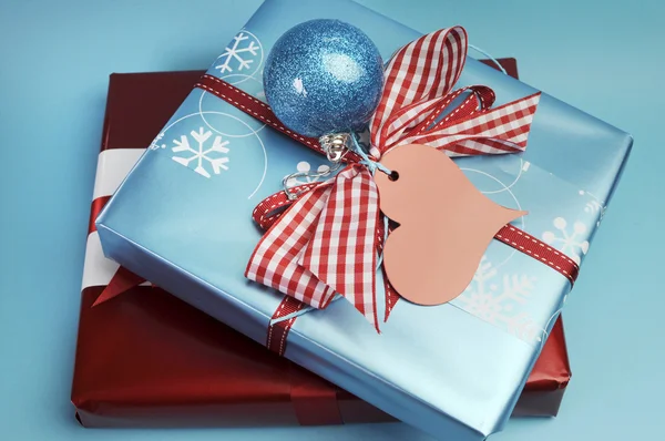 Aqua azul e vermelho última tendência para presentes de decoração de cor de Natal . — Fotografia de Stock