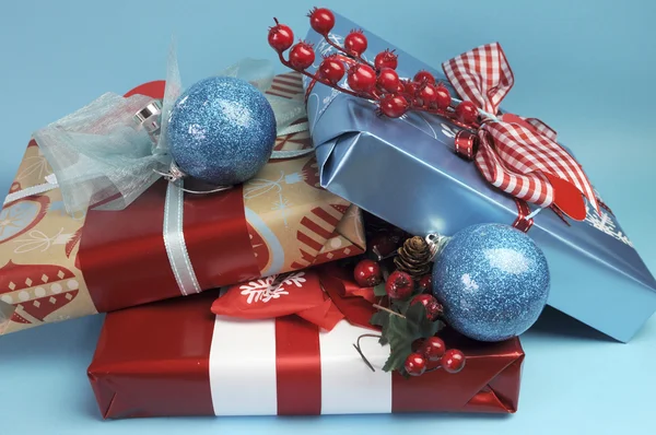Aqua modrá a červená nejnovější trend na vánoční barevné výzdoby dárky. — Stock fotografie