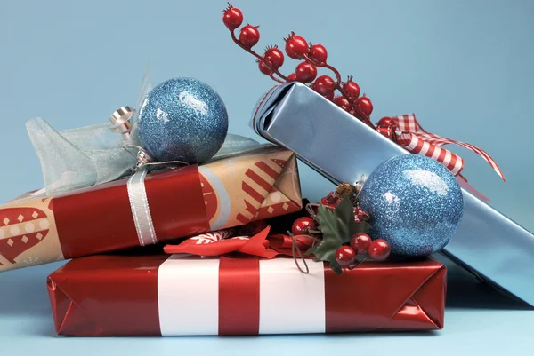 Aqua azul e vermelho última tendência para presentes de decoração de cor de Natal . — Fotografia de Stock