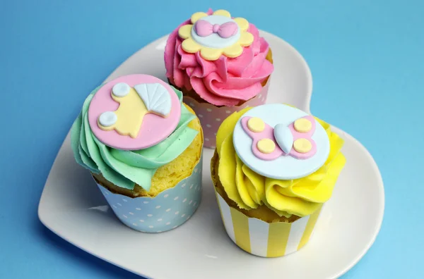 Aqua brilhante, chá de bebê rosa e amarelo ou cupcakes de festa infantil — Fotografia de Stock