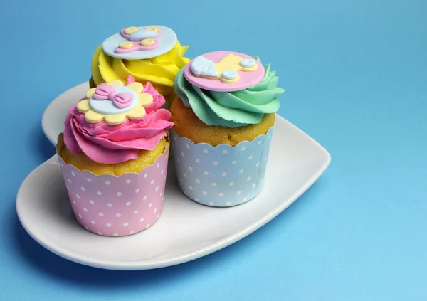 Aqua brilhante, chá de bebê rosa e amarelo ou cupcakes de festa infantil — Fotografia de Stock