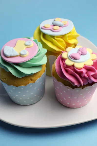 Helle Aqua, rosa und gelbe Babydusche oder Kinderparty-Cupcakes — Stockfoto